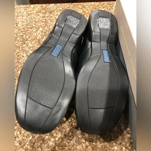 Kenneth Cole Women’s Black Leather Sneakers Size 8- New - Picture 3 of 9